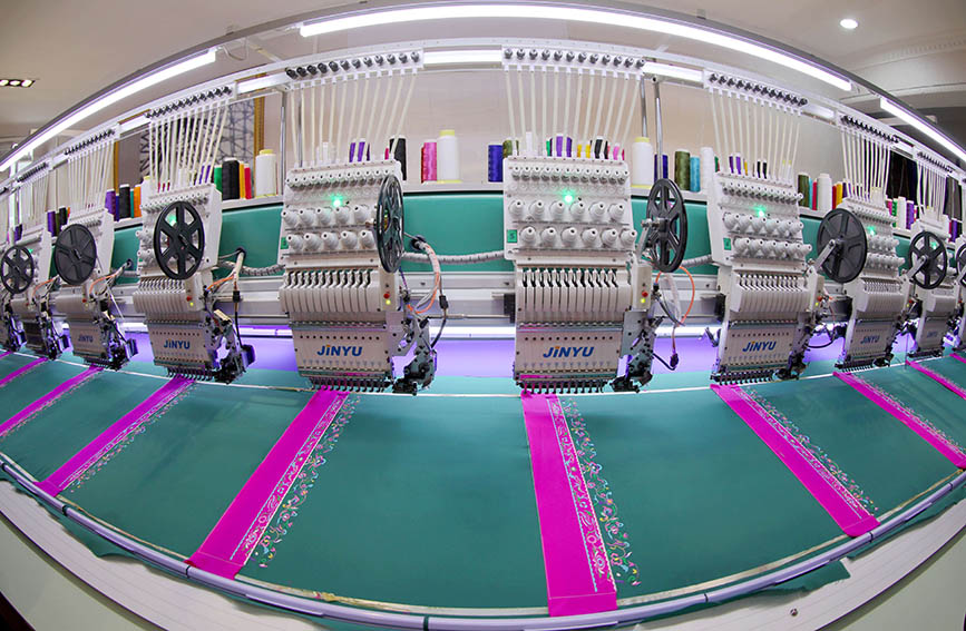 图为绣片生产过程中。