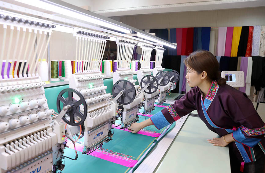 图为绣片生产过程中。
