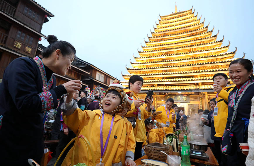 1月12日，“小东北虎”在体验侗族百家宴。