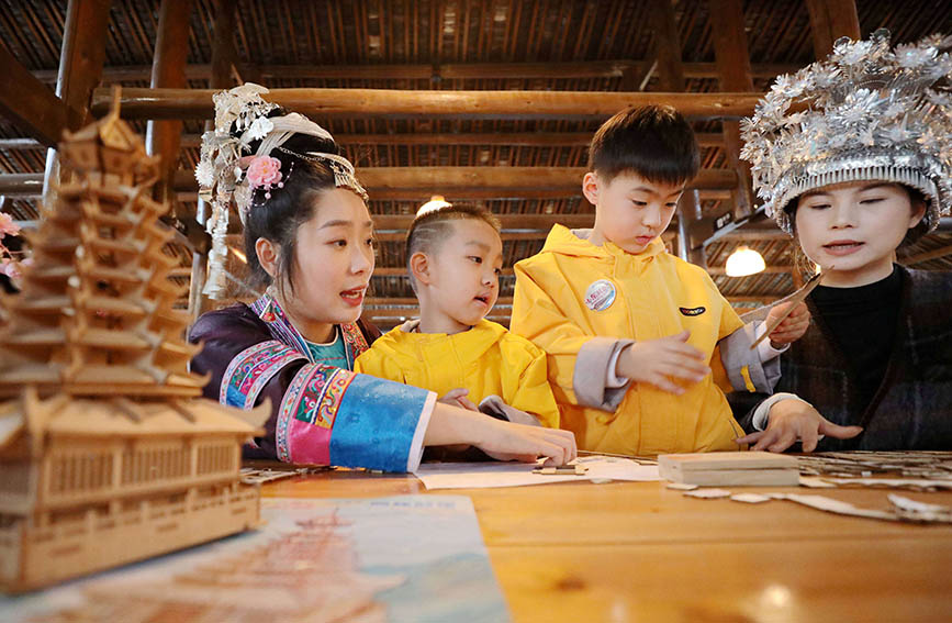 1月12日，两名“小东北虎”在侗族木构博物馆内拼装侗族鼓楼模型。