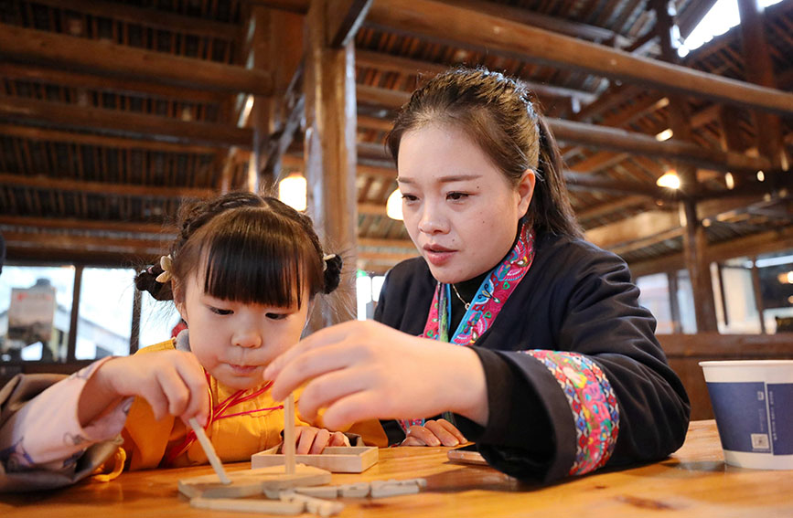 1月12日，“小东北虎”在侗族木构博物馆内拼装侗族寨门模型。