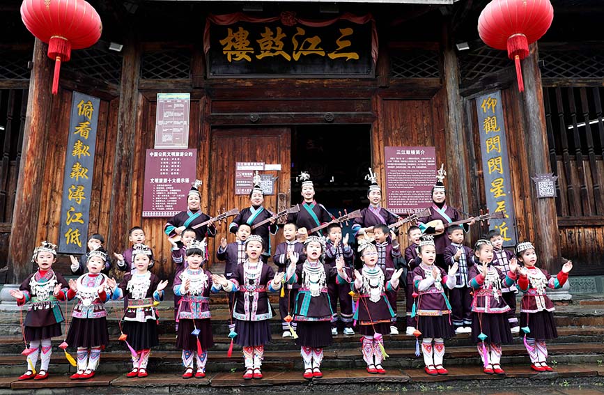 1月13日，该县直机关幼儿园师生在三江鼓楼前欢唱侗族大歌。