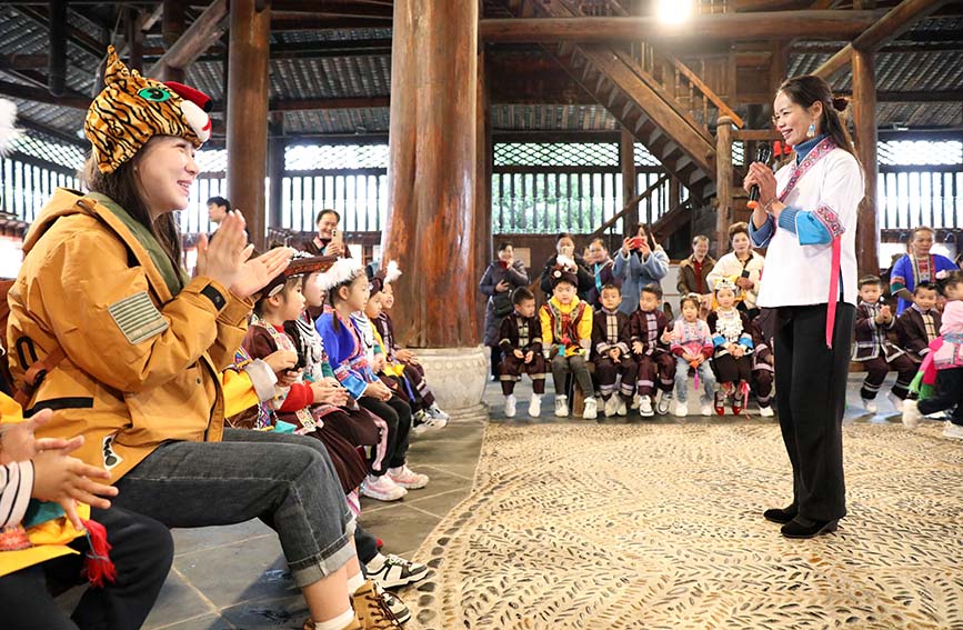 1月13日，在三江侗族自治县三江鼓楼内，“小东北虎”在学唱侗族大歌。