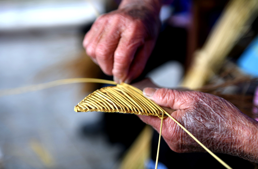 侗族村民在编织“龙鳞” 侗族村民在编织“龙鳞”