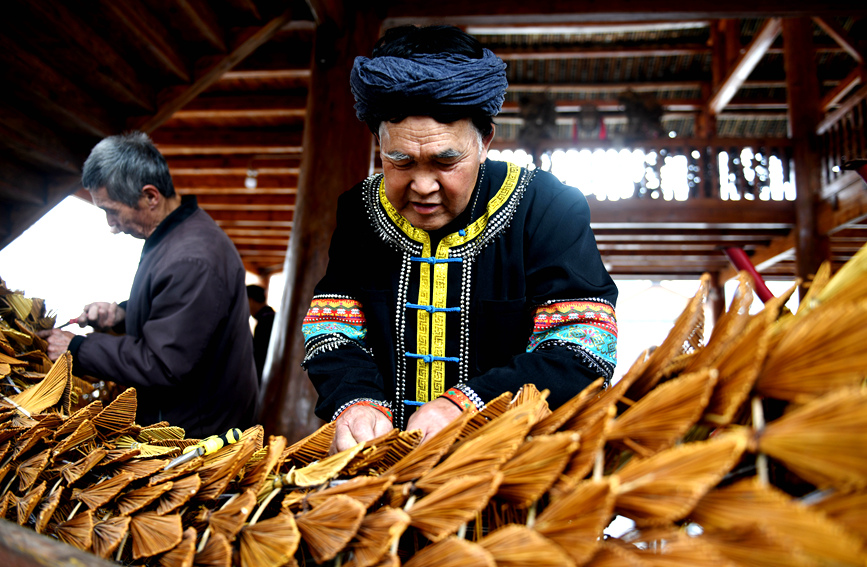 侗族村民将“龙鳞”安装在草龙身上 侗族村民将“龙鳞”安装在草龙身上