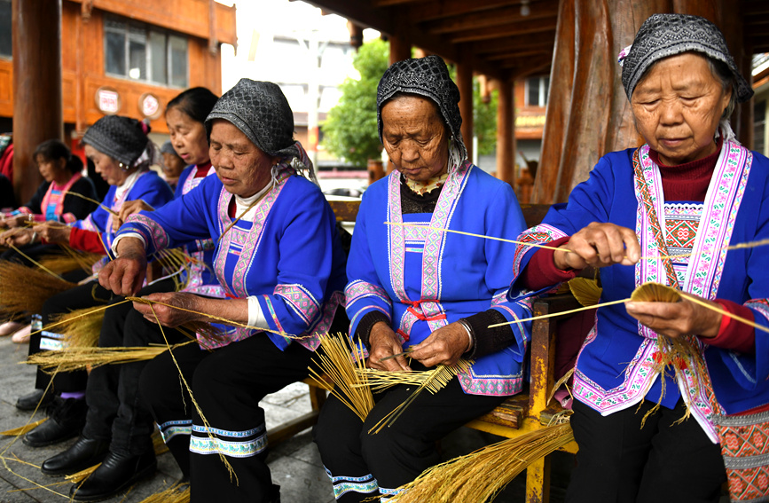 侗族村民在编织“龙鳞” 侗族村民在编织“龙鳞”