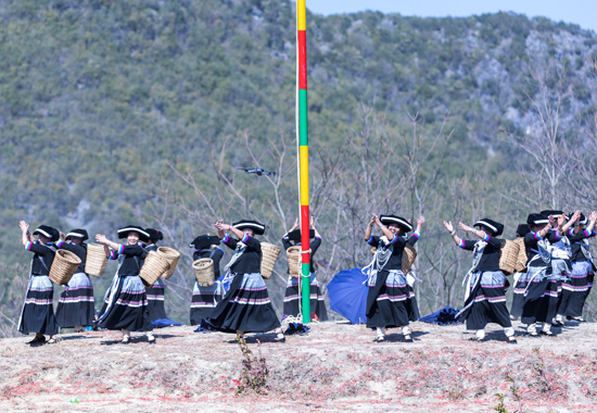 苗族原生态歌舞。黄福宁摄