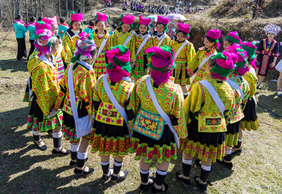身着民族盛装的苗族姑娘。黄福宁摄