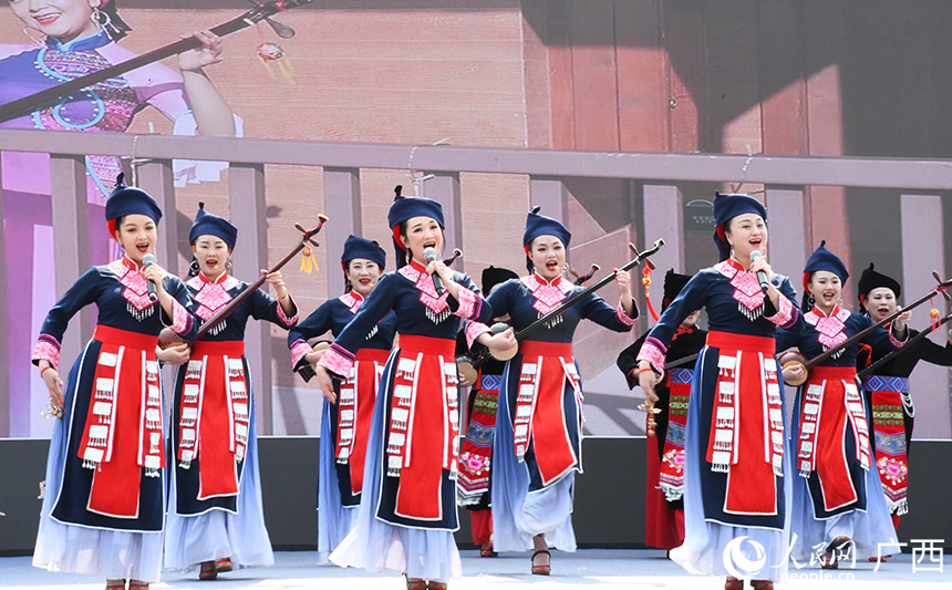 天琴弹唱。人民网记者 覃心摄