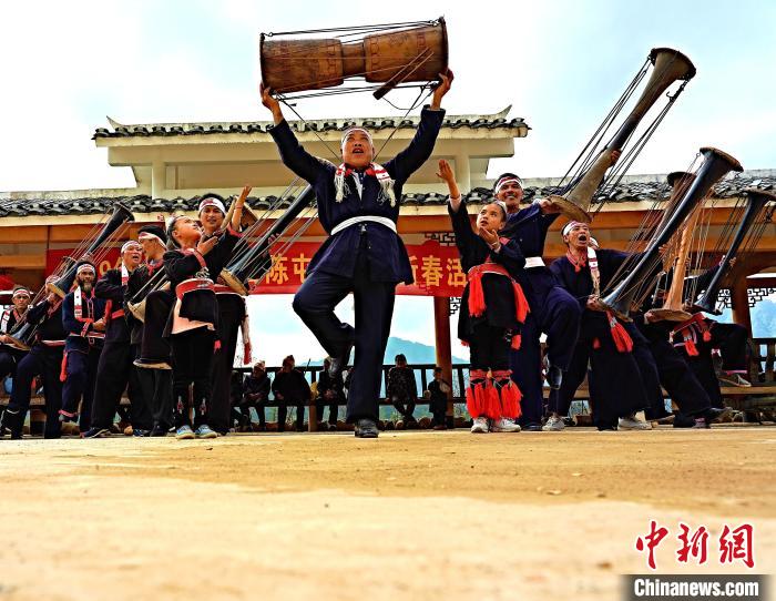 在广西金秀瑶族自治县六巷乡六巷村下古陈屯，村民在跳黄泥鼓舞。(资料图)高如金 摄