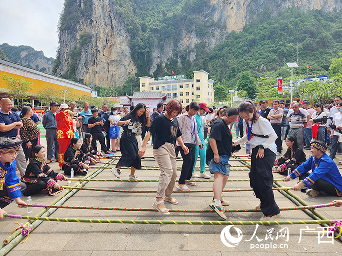 跳竹竿舞。人民网记者 黄子婧摄