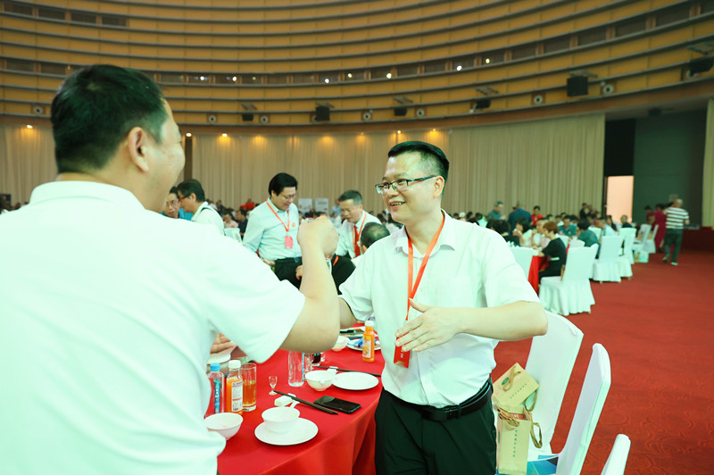 1715848525121362.jpg 26交流大会总负责人王祖能用波波匠酒老坛私藏酒向嘉宾致谢_副本.jpg