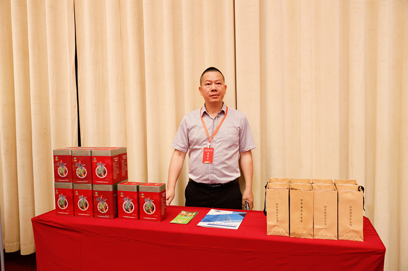 1715849750114693.jpg 49爱心民族企业现场为参会嘉宾提供相关咨询服务1_副本.jpg