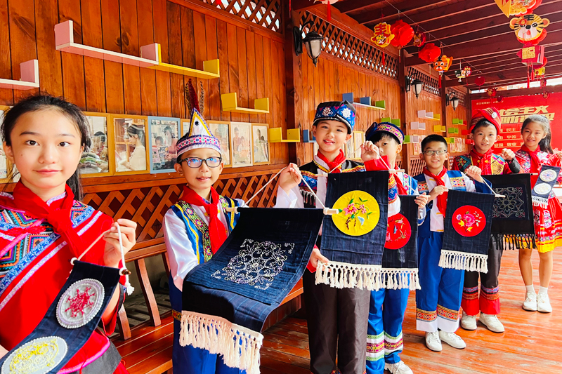 南宁市新阳路小学苗绣社团的学生进行苗绣作品展示。南宁市新阳路小学供图