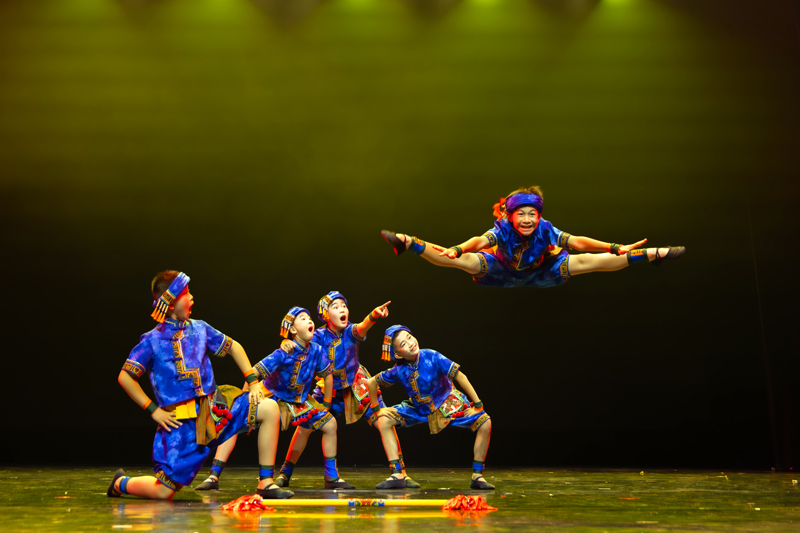 南宁市锦华小学非遗花棍舞蹈团参加2024年全国第八届中小学艺术展演比赛。南宁市锦华小学供图