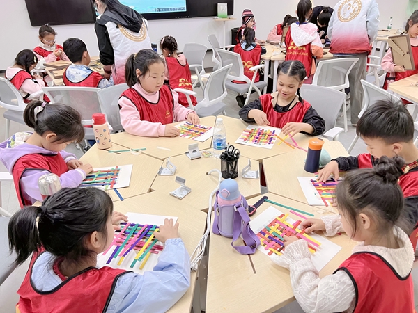 孩子们正在进行手工。广西博物馆供图