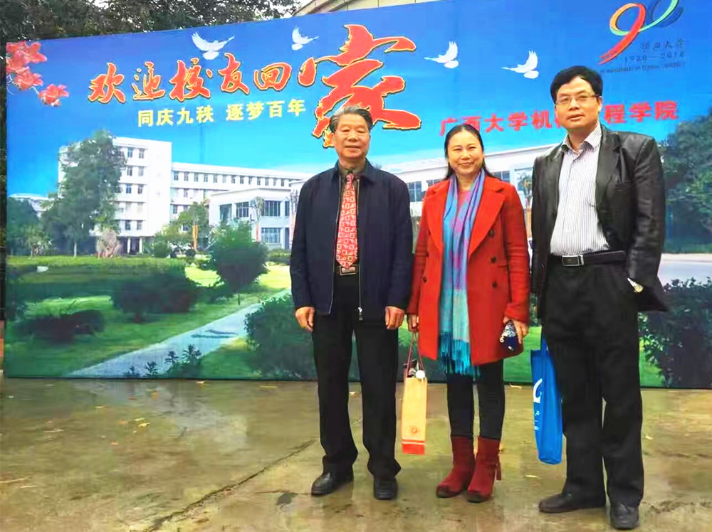 16马进竞（右）回母校留影.jpg